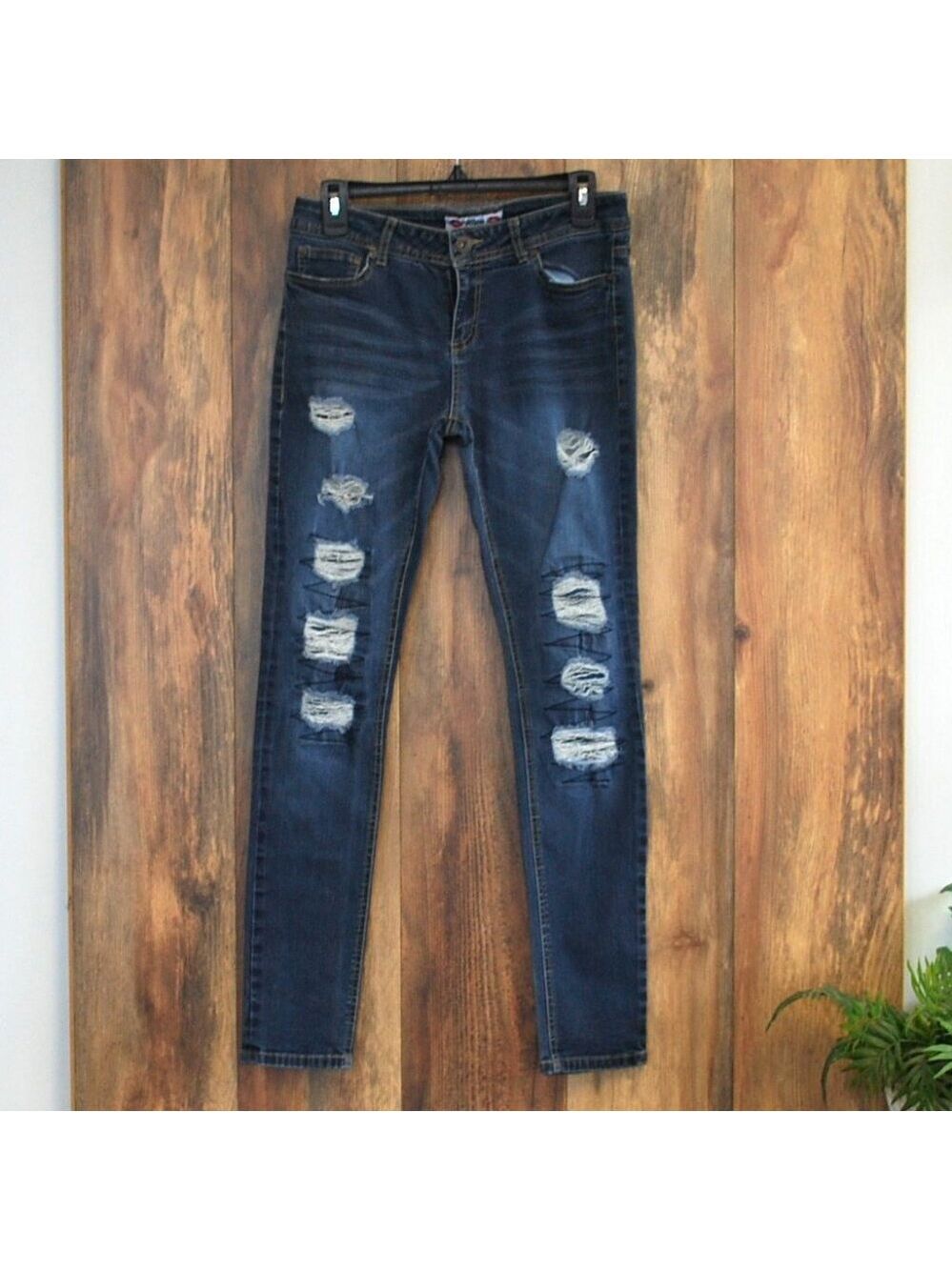 What About me Women's Destroyed Zig Zag Jeans 7/8